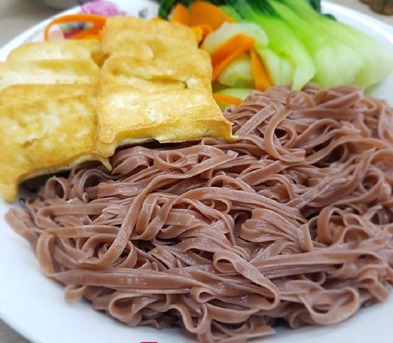 Sợi phở có màu đỏ nhạt Sợi phở có màu đỏ nhạt